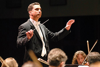 Emil de Cou conducting